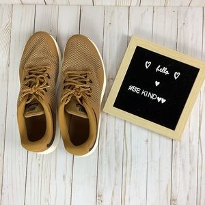 Nike Men’s air max Alpha trainer running sneakers size 9.5 wheat color way